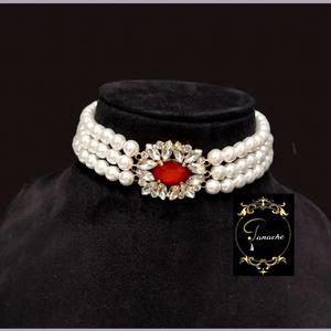 Chocker with pearl strings.